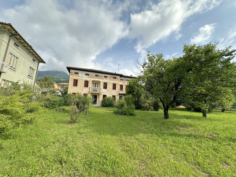 (Per INFO Roberto 3453195338) A Possagno, in zona centrale e a poca distanza dal tempio del Canov...