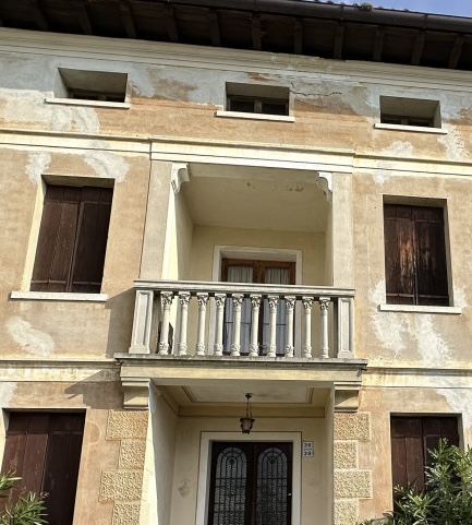 (Per INFO Roberto 3453195338) A Possagno, in zona centrale e a poca distanza dal tempio del Canov...