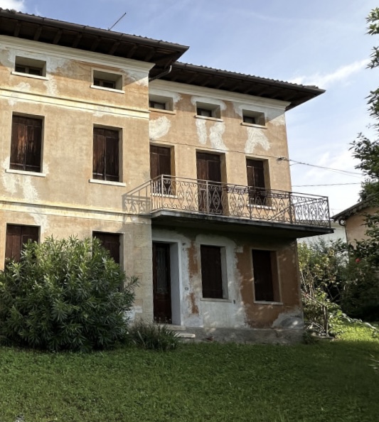 (Per INFO Roberto 3453195338) A Possagno, in zona centrale e a poca distanza dal tempio del Canov...