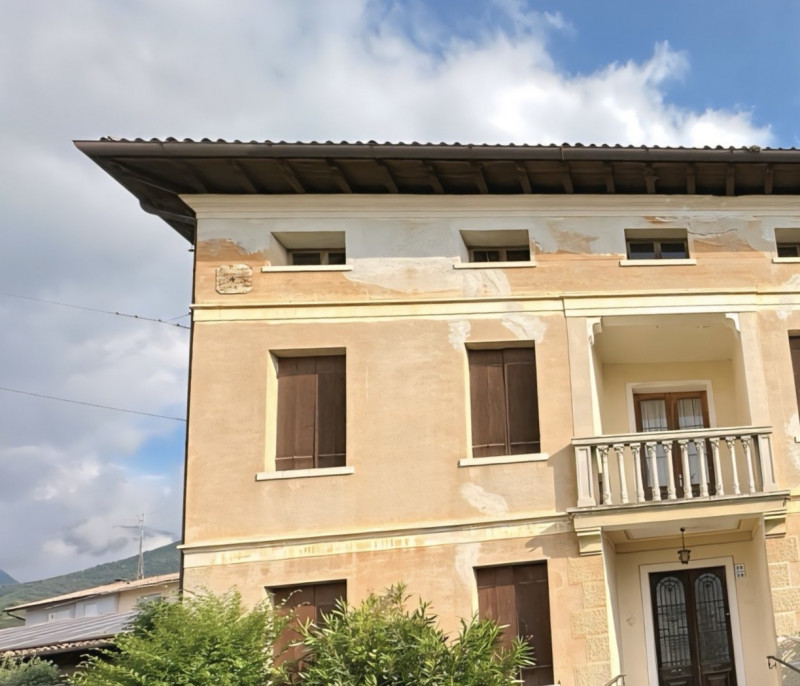 (Per INFO Roberto 3453195338) A Possagno, in zona centrale e a poca distanza dal tempio del Canov...