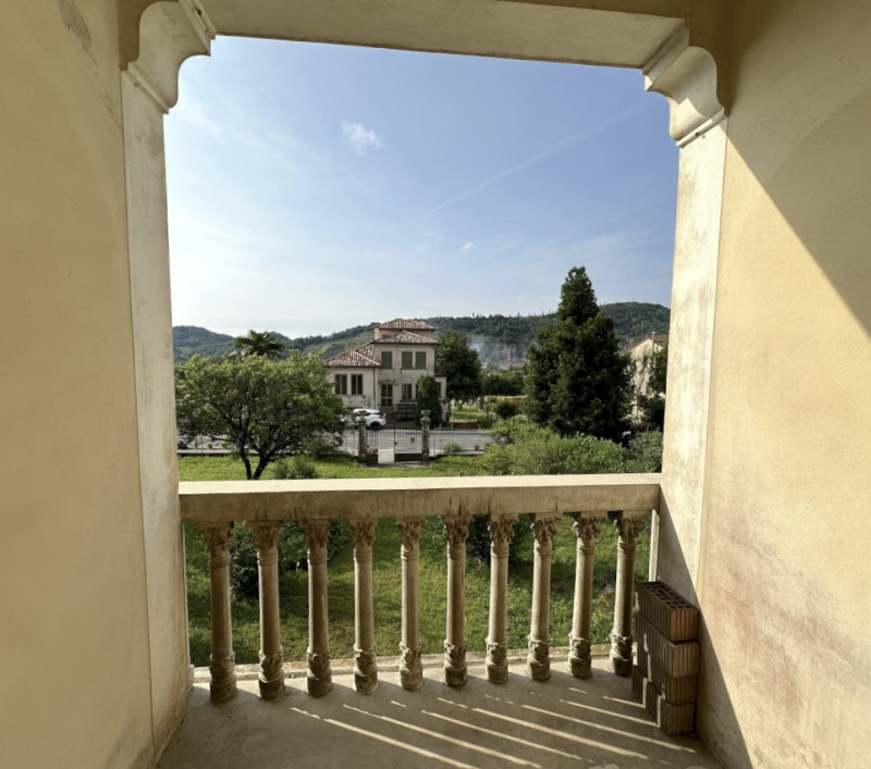 (Per INFO Roberto 3453195338) A Possagno, in zona centrale e a poca distanza dal tempio del Canov...