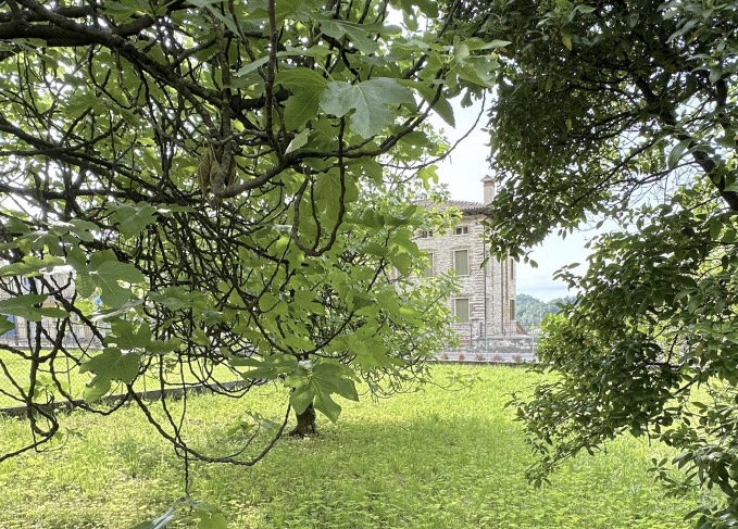 (Per INFO Roberto 3453195338) A Possagno, in zona centrale e a poca distanza dal tempio del Canov...