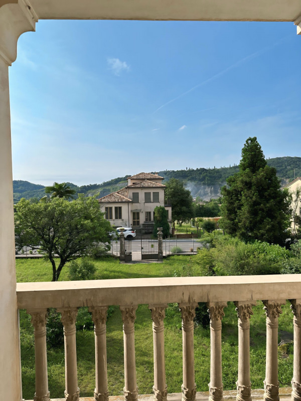 (Per INFO Roberto 3453195338) A Possagno, in zona centrale e a poca distanza dal tempio del Canov...