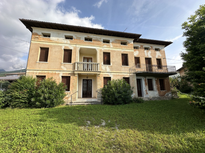 (Per INFO Roberto 3453195338) A Possagno, in zona centrale e a poca distanza dal tempio del Canov...