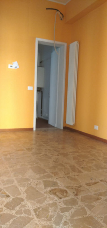 Affittasi a Monselice negozio in zona centrale, suddiviso in tre locali, con due vetrine  e bagno...