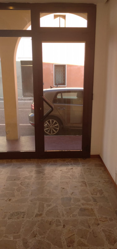 Affittasi a Monselice negozio in zona centrale, suddiviso in tre locali, con due vetrine  e bagno...