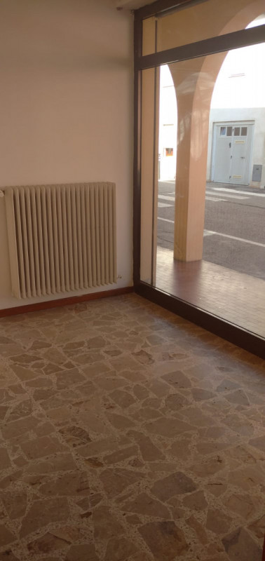 Affittasi a Monselice negozio in zona centrale, suddiviso in tre locali, con due vetrine  e bagno...