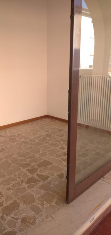 Affittasi a Monselice negozio in zona centrale, suddiviso in tre locali, con due vetrine  e bagno...