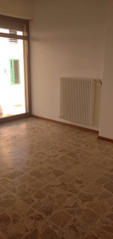 Affittasi a Monselice negozio in zona centrale, suddiviso in tre locali, con due vetrine  e bagno...