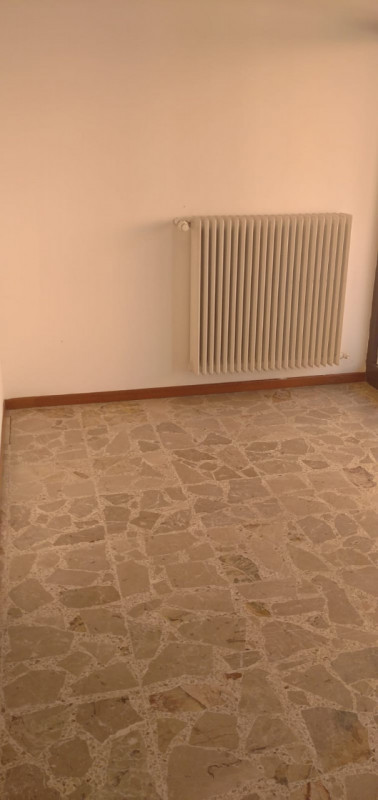 Affittasi a Monselice negozio in zona centrale, suddiviso in tre locali, con due vetrine  e bagno...