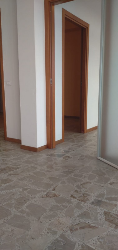 Affittasi a Monselice negozio in zona centrale, suddiviso in tre locali, con due vetrine  e bagno...