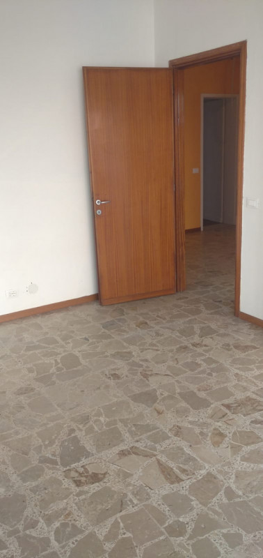 Affittasi a Monselice negozio in zona centrale, suddiviso in tre locali, con due vetrine  e bagno...