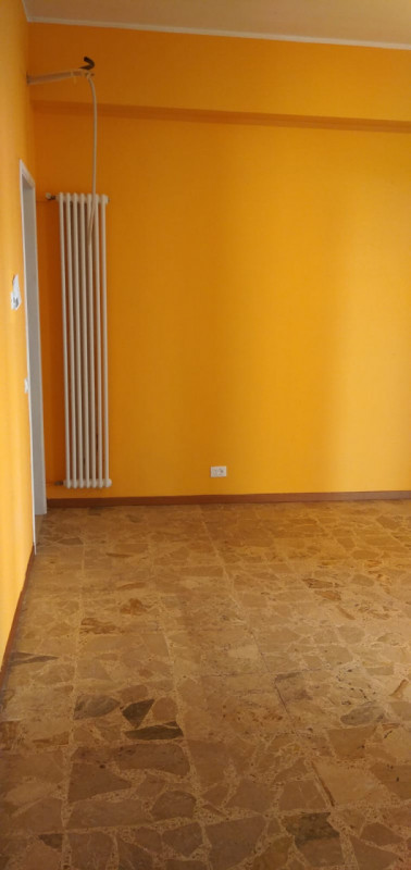 Affittasi a Monselice negozio in zona centrale, suddiviso in tre locali, con due vetrine  e bagno...