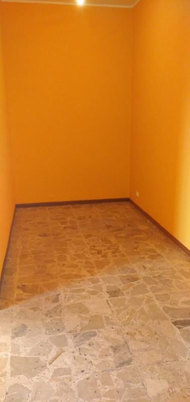 Affittasi a Monselice negozio in zona centrale, suddiviso in tre locali, con due vetrine  e bagno...