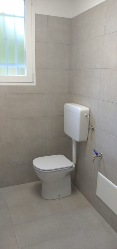 Affittasi a Monselice negozio in zona centrale, suddiviso in tre locali, con due vetrine  e bagno...