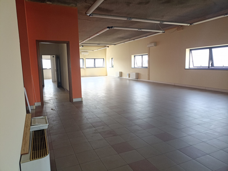 All'interno della Zona Industriale di Teolo proponiamo in esclusiva una porzione di testa di fabb...