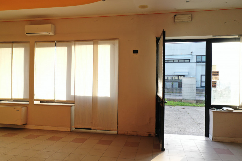 All'interno della Zona Industriale di Teolo proponiamo in esclusiva una porzione di testa di fabb...