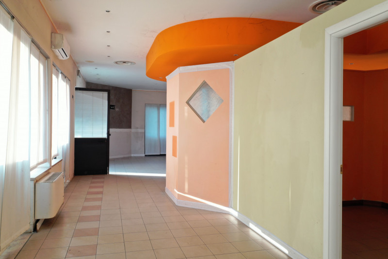 All'interno della Zona Industriale di Teolo proponiamo in esclusiva una porzione di testa di fabb...