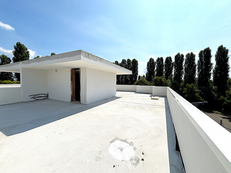 Proponiamo in vendita un appartamento di 210 mq commerciali situato nel tranquillo quartiere resi...