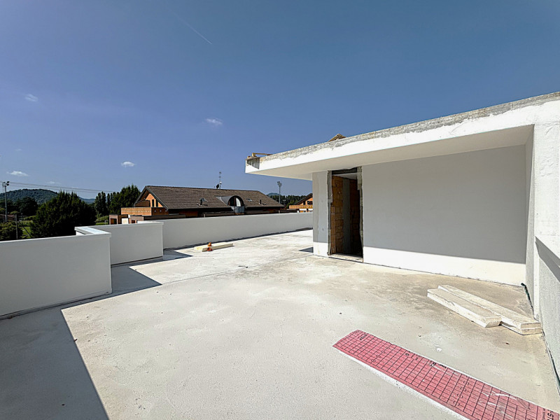 Proponiamo in vendita un appartamento di 210 mq commerciali situato nel tranquillo quartiere resi...