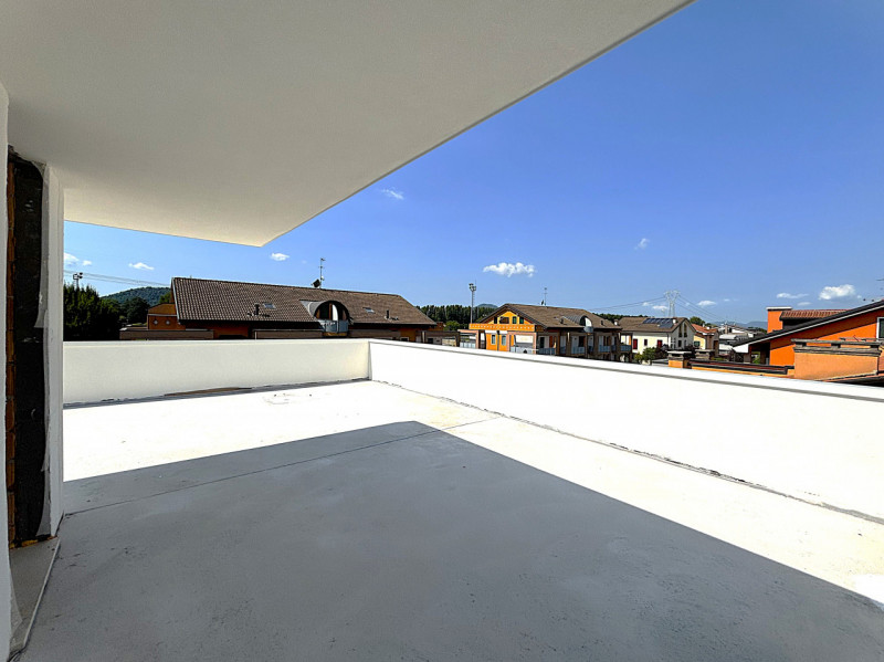 Proponiamo in vendita un appartamento di 210 mq commerciali situato nel tranquillo quartiere resi...