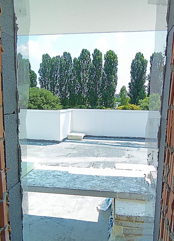 Proponiamo in vendita un appartamento di 210 mq commerciali situato nel tranquillo quartiere resi...