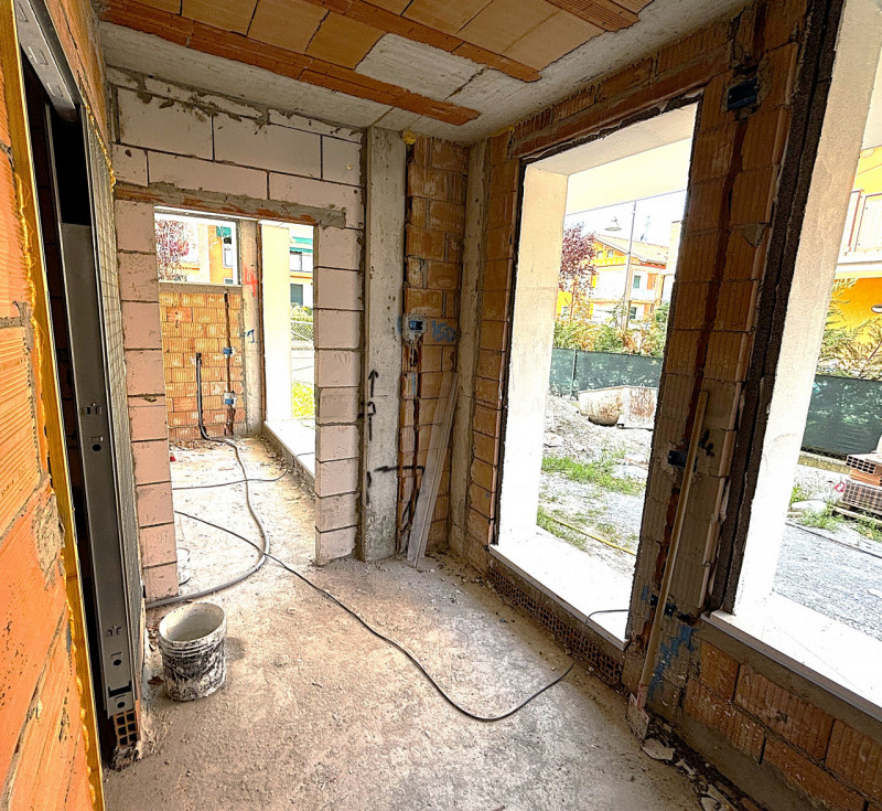 Proponiamo in vendita un appartamento di 210 mq commerciali situato nel tranquillo quartiere resi...