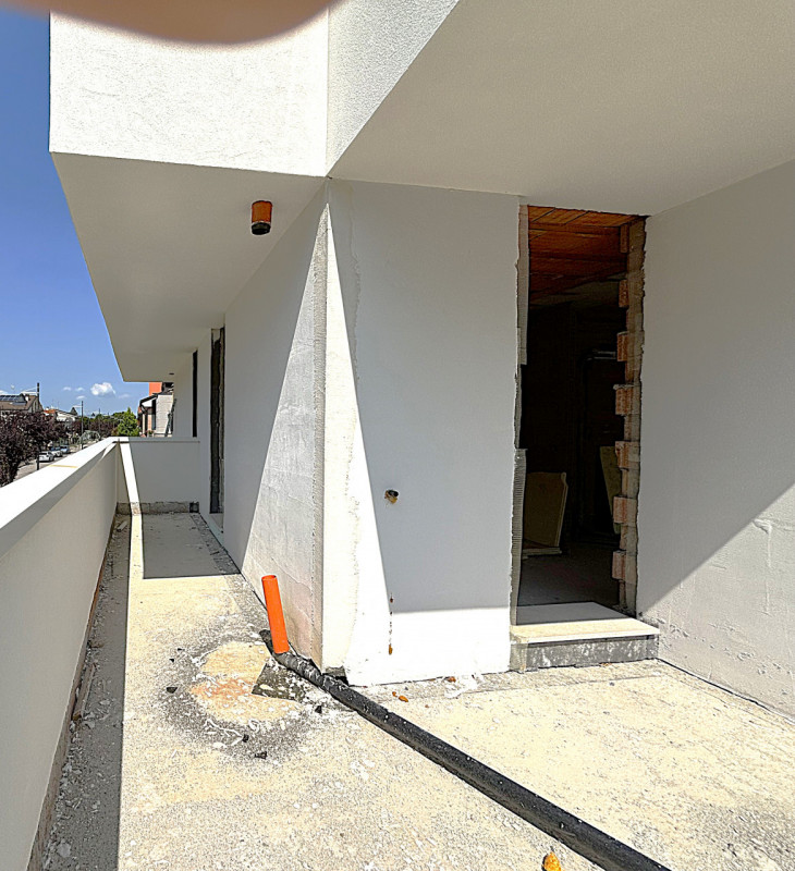 Proponiamo in vendita un appartamento di 210 mq commerciali situato nel tranquillo quartiere resi...