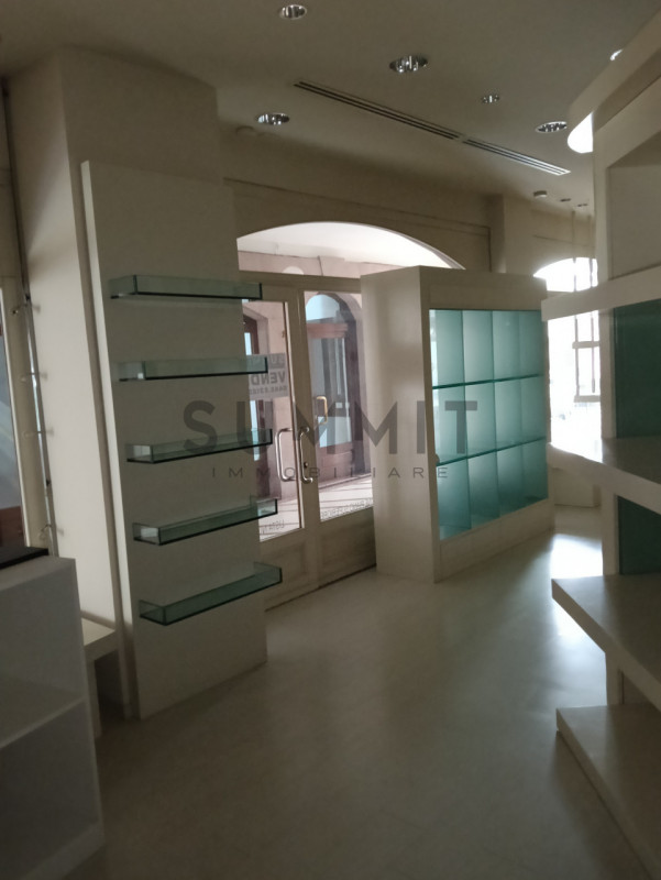 SCHIO - CENTRO STORICO:  Ampio e raffinato NEGOZIO sviluppato su due piani. Cl. En. G IPE 175,00....