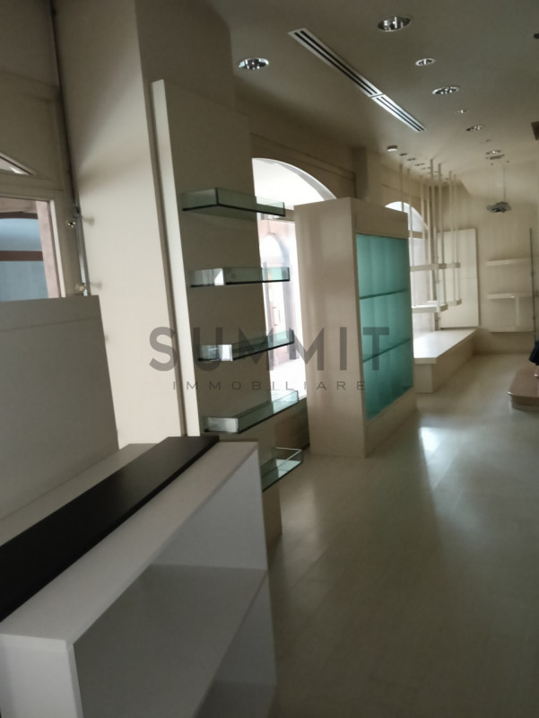 SCHIO - CENTRO STORICO:  Ampio e raffinato NEGOZIO sviluppato su due piani. Cl. En. G IPE 175,00....