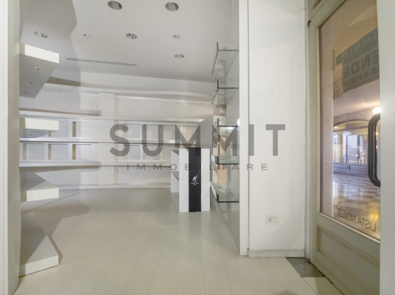 SCHIO - CENTRO STORICO:  Ampio e raffinato NEGOZIO sviluppato su due piani. Cl. En. G IPE 175,00....