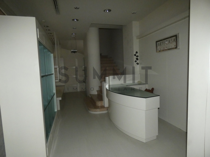 SCHIO - CENTRO STORICO:  Ampio e raffinato NEGOZIO sviluppato su due piani. Cl. En. G IPE 175,00....