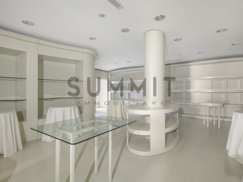 SCHIO - CENTRO STORICO:  Ampio e raffinato NEGOZIO sviluppato su due piani. Cl. En. G IPE 175,00....