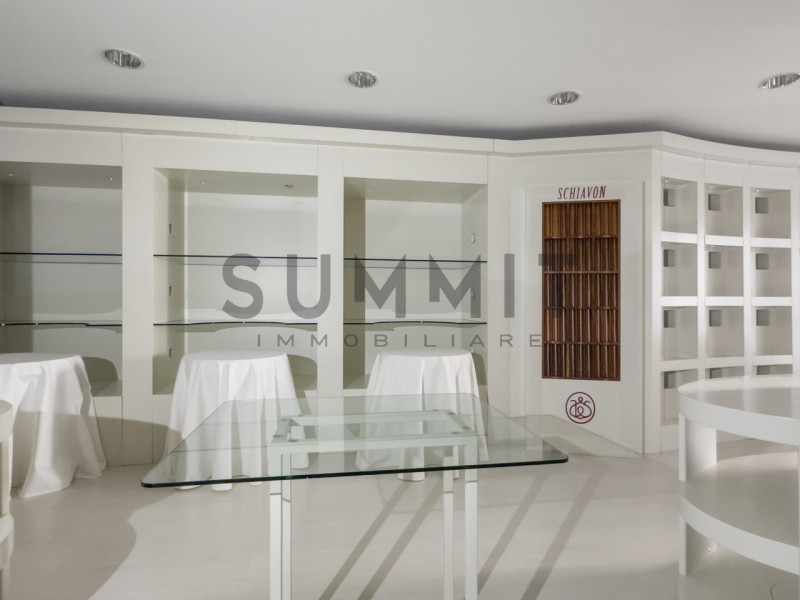 SCHIO - CENTRO STORICO:  Ampio e raffinato NEGOZIO sviluppato su due piani. Cl. En. G IPE 175,00....