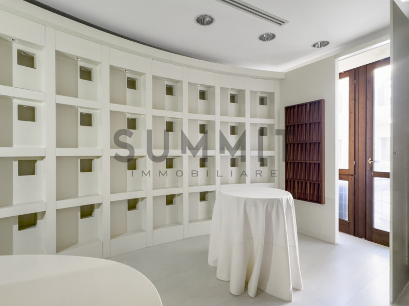 SCHIO - CENTRO STORICO:  Ampio e raffinato NEGOZIO sviluppato su due piani. Cl. En. G IPE 175,00....