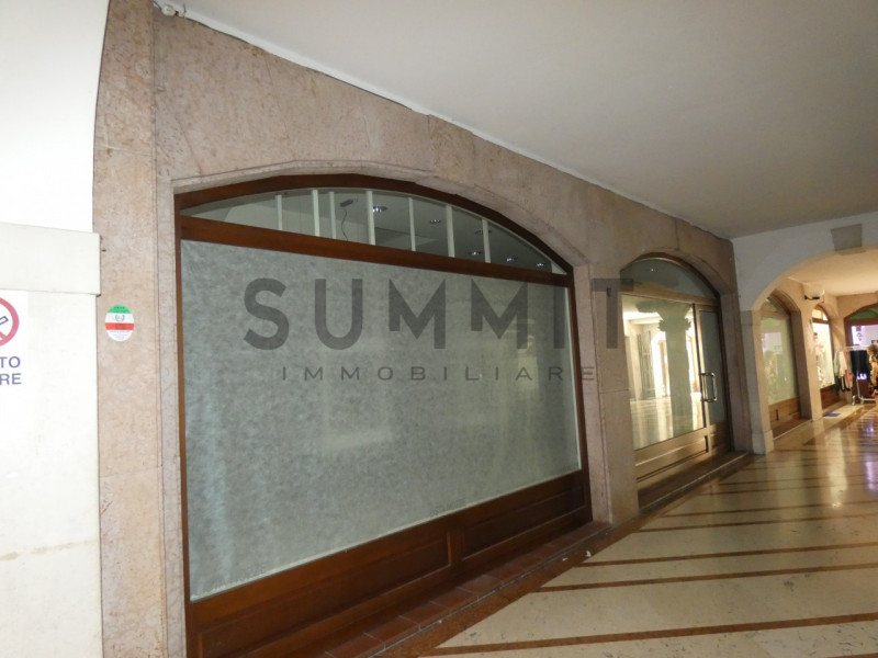 SCHIO - CENTRO STORICO:  Ampio e raffinato NEGOZIO sviluppato su due piani. Cl. En. G IPE 175,00....