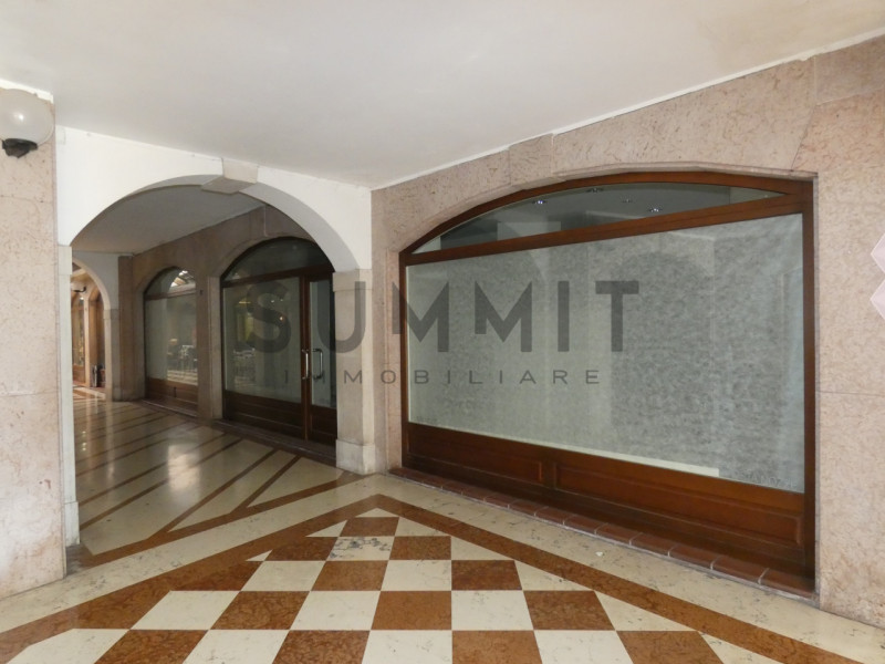 SCHIO - CENTRO STORICO:  Ampio e raffinato NEGOZIO sviluppato su due piani. Cl. En. G IPE 175,00....