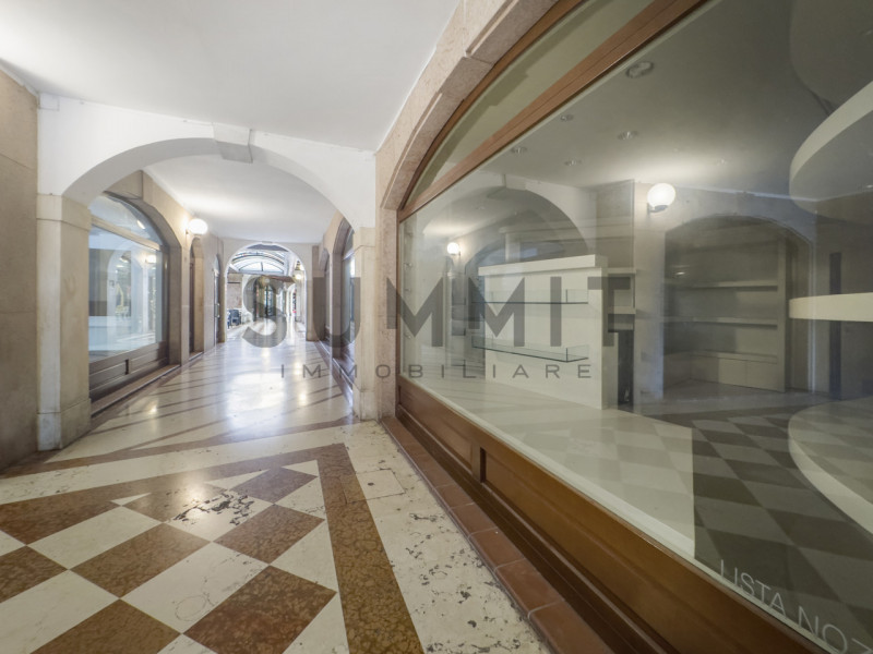 SCHIO - CENTRO STORICO:  Ampio e raffinato NEGOZIO sviluppato su due piani. Cl. En. G IPE 175,00....