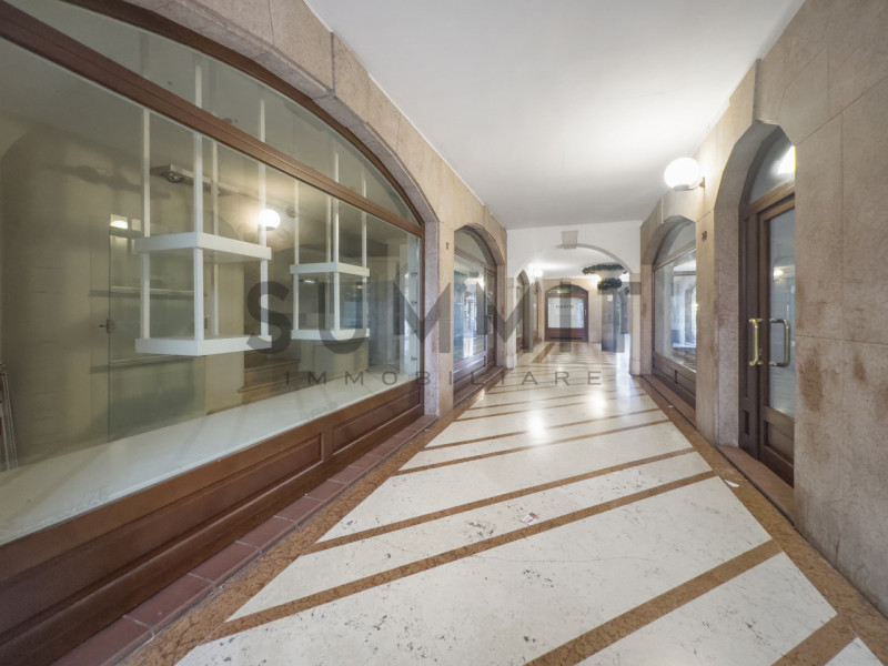 SCHIO - CENTRO STORICO:  Ampio e raffinato NEGOZIO sviluppato su due piani. Cl. En. G IPE 175,00....