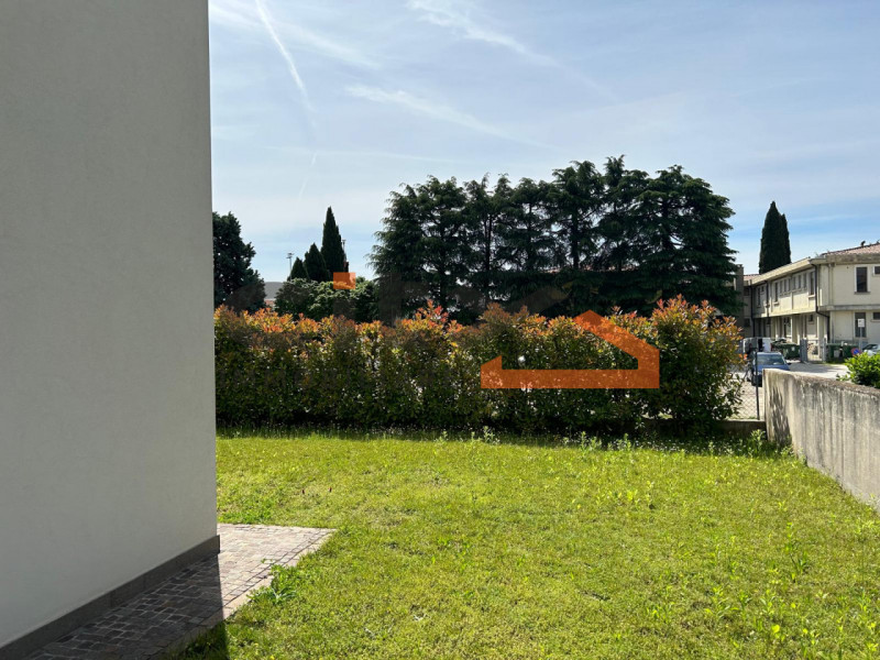 Nel cuore di San Giuseppe di Cassola, proponiamo in esclusiva un appartamento al piano terra con ...