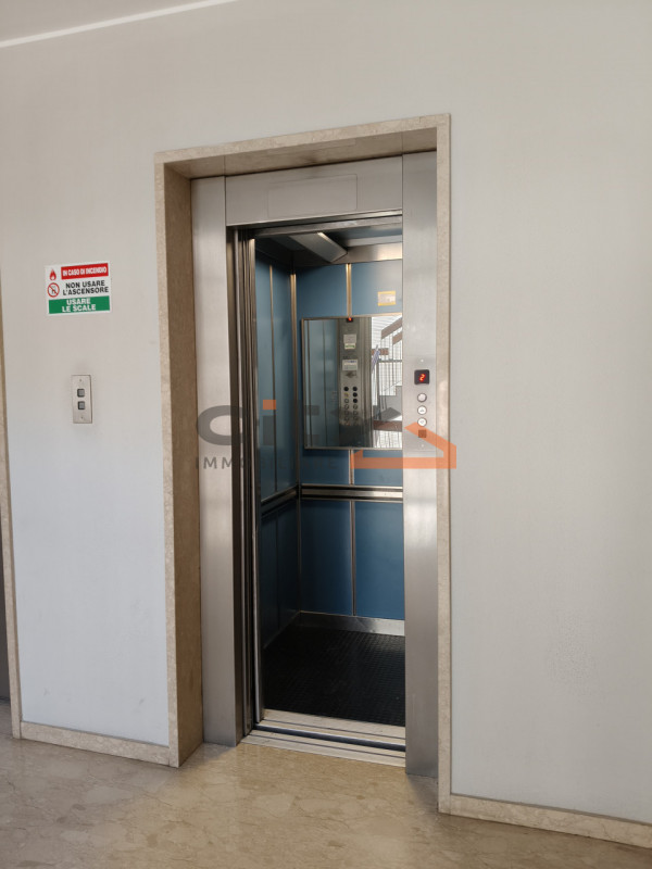UFFICIO LARGO PAROLINI A DUE PASSI DAL CENTRO DI BASSANO.
Ti proponiamo in affitto un ufficio di ...