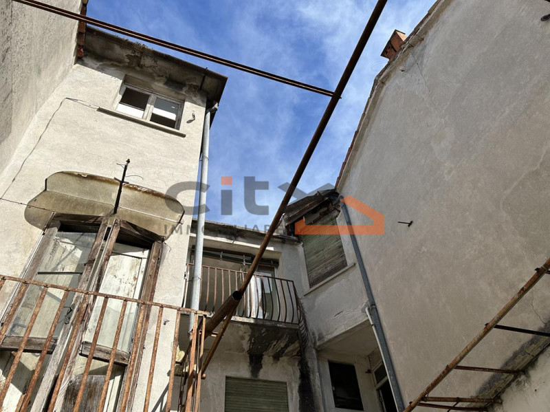 Nel cuore pulsante di Bassano del Grappa, proponiamo in esclusiva PALAZZETTO STORICO DA RISTRUTTU...