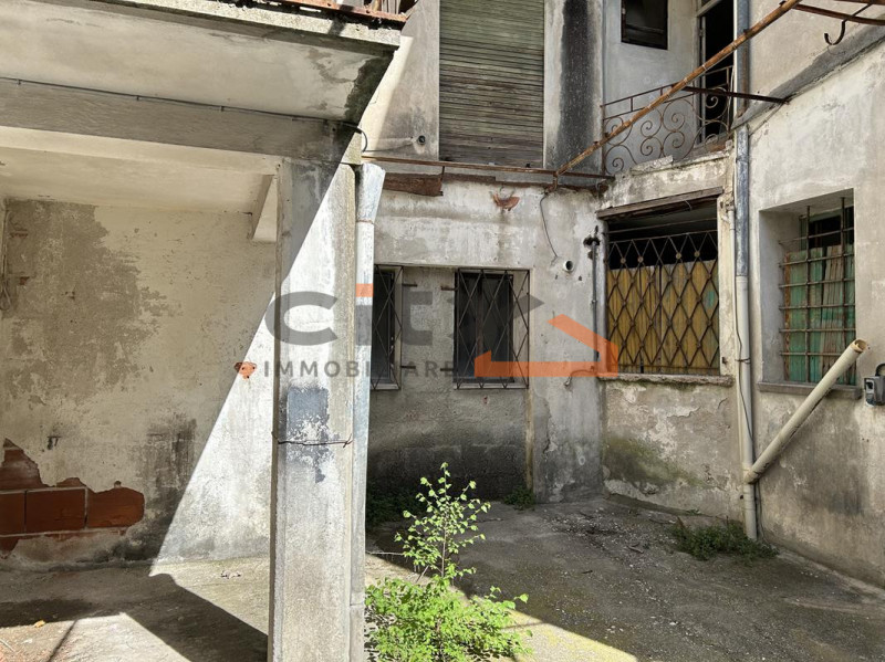 Nel cuore pulsante di Bassano del Grappa, proponiamo in esclusiva PALAZZETTO STORICO DA RISTRUTTU...