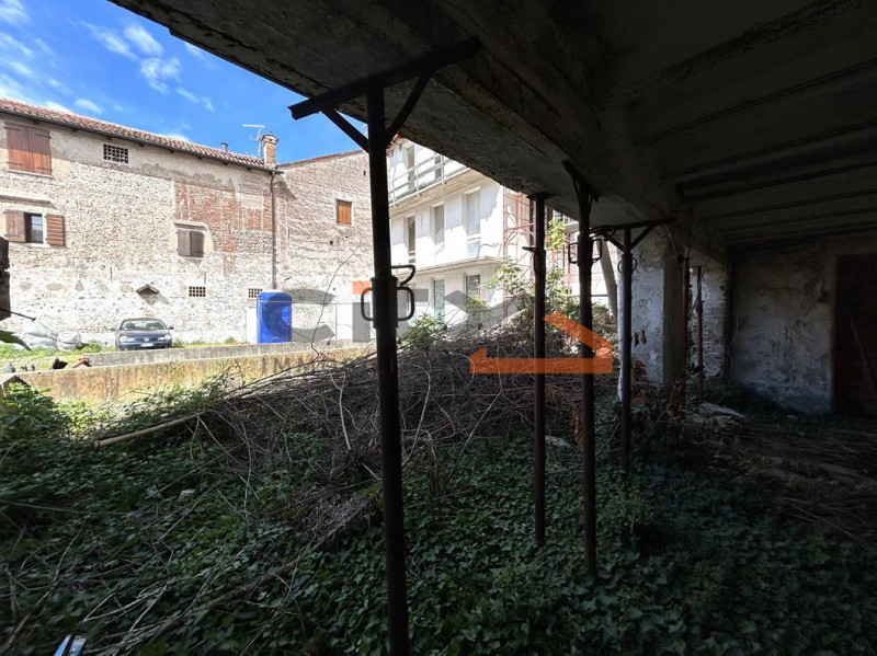 Nel cuore pulsante di Bassano del Grappa, proponiamo in esclusiva PALAZZETTO STORICO DA RISTRUTTU...