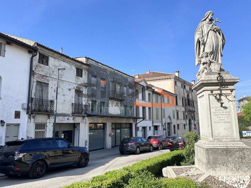Nel cuore pulsante di Bassano del Grappa, proponiamo in esclusiva PALAZZETTO STORICO DA RISTRUTTU...