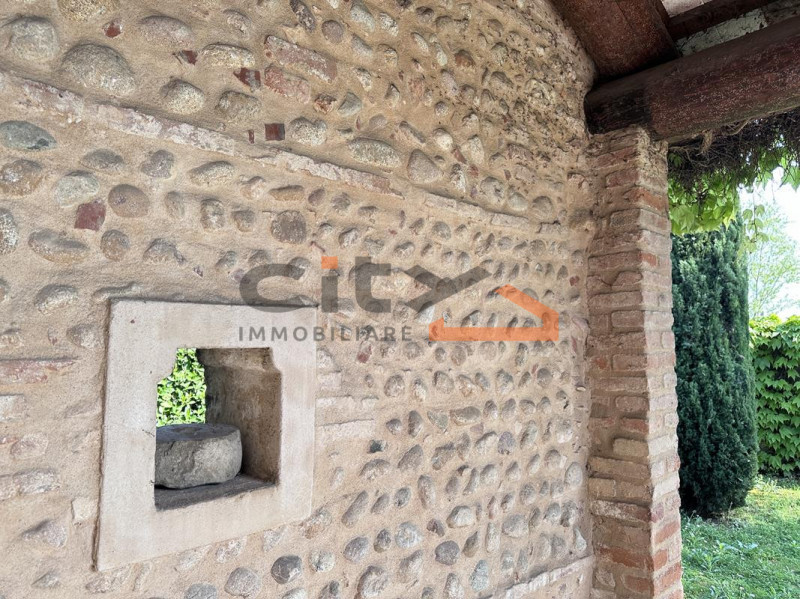 Nelle vicinanze di Bassano del Grappa proponiamo in vendita un meraviglioso rustico ristrutturato...