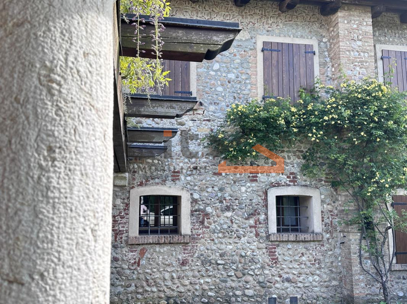 Nelle vicinanze di Bassano del Grappa proponiamo in vendita un meraviglioso rustico ristrutturato...