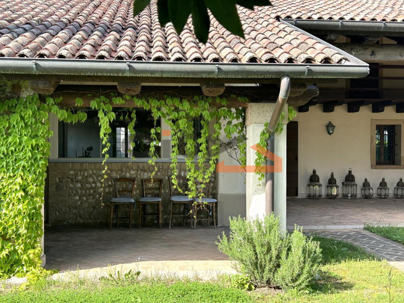 Nelle vicinanze di Bassano del Grappa proponiamo in vendita un meraviglioso rustico ristrutturato...