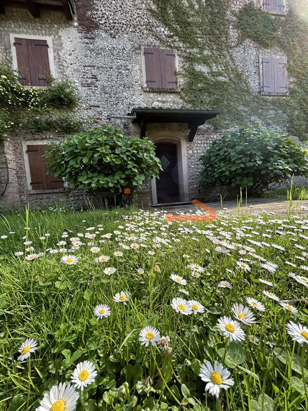 Nelle vicinanze di Bassano del Grappa proponiamo in vendita un meraviglioso rustico ristrutturato...