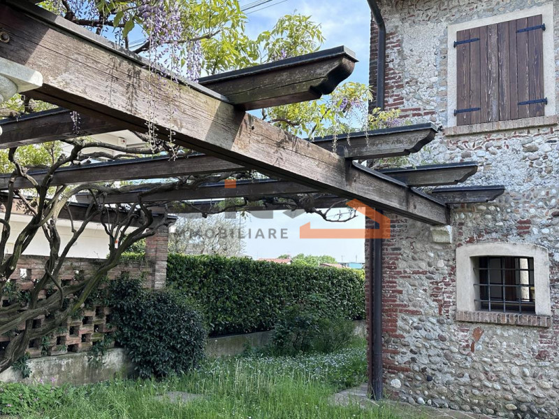 Nelle vicinanze di Bassano del Grappa proponiamo in vendita un meraviglioso rustico ristrutturato...